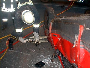 Kamerad Spies beim Entfernen der T�ren