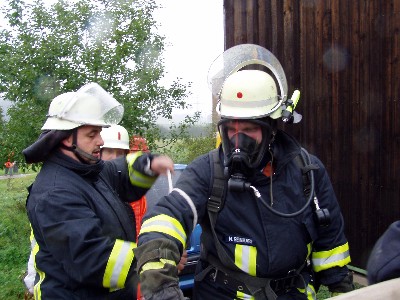 Zum �bungsauftrag geh�rte auch der Innenangriff unter schwerem Atemschutz.