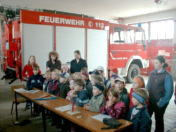 Gebannt verfolgten die Vorschulkinder des Kindergartens St.Marien, wie Jugendwart Marc Reinhart die komplette Schutzausrüstung anlegte.