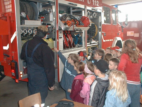 Auch das Löschgruppenfahrzeug LF 16/12 weckte bei den Kindern großes Interesse.