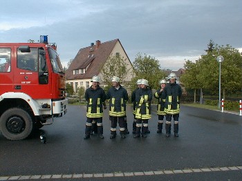 Die Gruppe tritt vor den 3 Schiedsrichtern an - nun kann's losgehen...