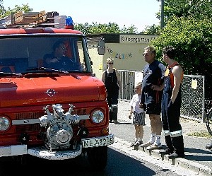 Das LF 8/6 lud die Kindergartenkinder (und interessierte Eltern) zu einer kleinen Spritztour durch den Ort ein...