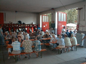 Das Gerätehaus füllte sich sehr schnell mit hunrigen Gästen