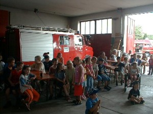 Gespannt verfolgen die Kinder die Verleihung der Urkunden