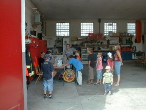 Ebenfalls gut gefiel den jungen Gästen ein Tastspiel, hier galt es interessante Gegenstände zu ertasten