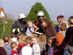 Erstaunt betrachteten die Kinder die Feuerwehrmänner - ausgerüstet mit schweren Atemschutz