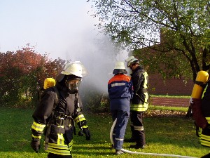 Auch die Jugendfeuerwehr unterstützte die aktive Wehr bei der Übung