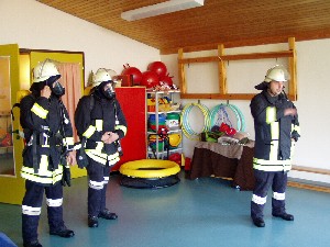 Kommandant Stütz Helmut bei der Nachbesprechung der Übung, mit den anwesenden Kindern und ihren Leiterinnen