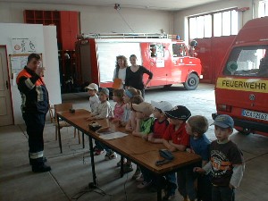 Gespannt hörten die Kinder den Ausführungen des Kommandanten Stütz zu.