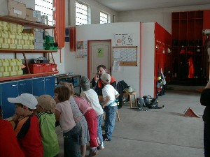 Jugendwart Marc Reinhart beim üben des Notrufes mit den Kindern.