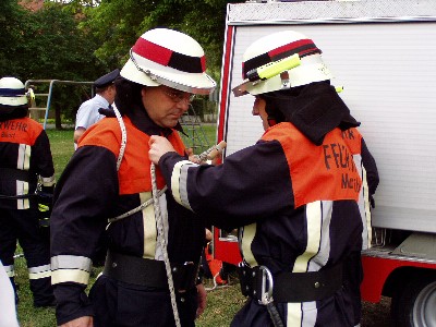 Der Angriffstrupp, beim anlegen des Rettungsknoten.