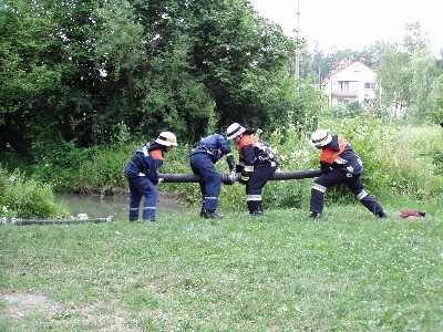 Wassertrupp und Schlauchtrupp, beim kuppeln der Saugleitung .