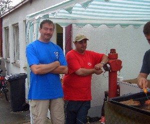 Vorstand Spies (l.) und Kommandant Stütz (r.) prüften ständig die Qualität der verkauften Speisen.