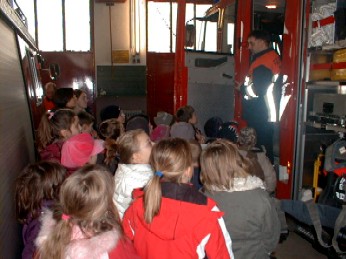 Kommandant Stütz unterwieß die Kinder am Löschfahrzeug LF 16/12