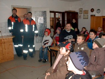 Die Kinder beim betrachten der Einsatzbilder