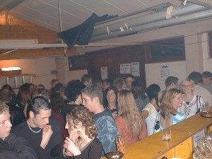 Auch die Bar war stets ein beliebter Treffpunkt für die Gäste.